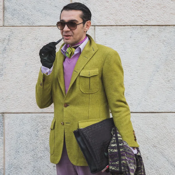 Homem posando fora Gabriele Colangelo desfile de moda edifício para — Fotografia de Stock
