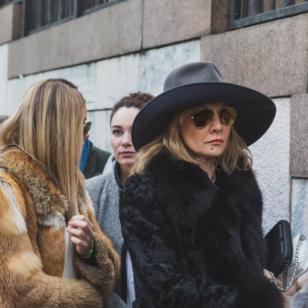 Gente fuera de Gabriele Colangelo desfile de moda edificio para Mila —  Fotos de Stock