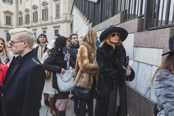 Menschen vor dem Gebäude der Modenschau gabriele colangelo für mila — Stockfoto