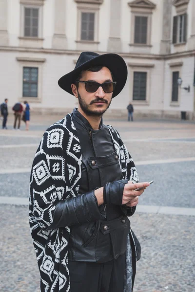 Мужчина позирует перед зданием модного показа Габриэле Коланжело для — стоковое фото