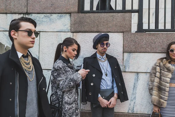 Menschen vor dem Gebäude der Modenschau gabriele colangelo für mila — Stockfoto