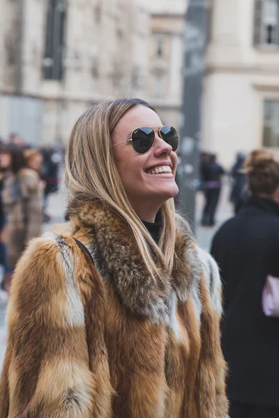 Gente fuera de Gabriele Colangelo desfile de moda edificio para Mila — Foto de Stock