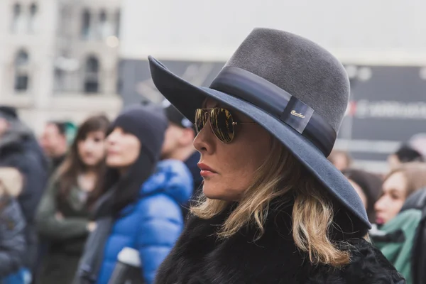 Gente fuera de Gabriele Colangelo desfile de moda edificio para Mila — Foto de Stock