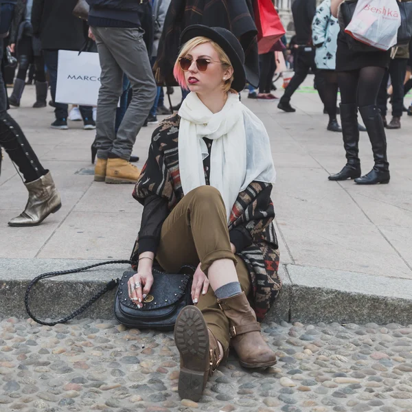 Människor utanför Gabriele Colangelo modevisning bygga för Mila — Stockfoto