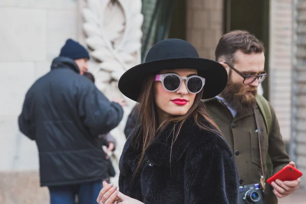 People outside Gabriele Colangelo fashion show building for Mila — Stock Photo, Image