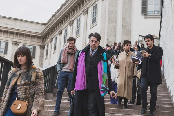 People outside Gabriele Colangelo fashion show building for Mila — Stock Photo, Image