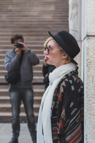 Persone al di fuori della sfilata di Gabriele Colangelo edificio per Mila — Foto Stock