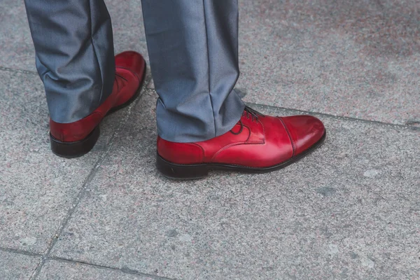 Detalle de zapatos fuera del edificio del desfile de moda Gabriele Colangelo — Foto de Stock