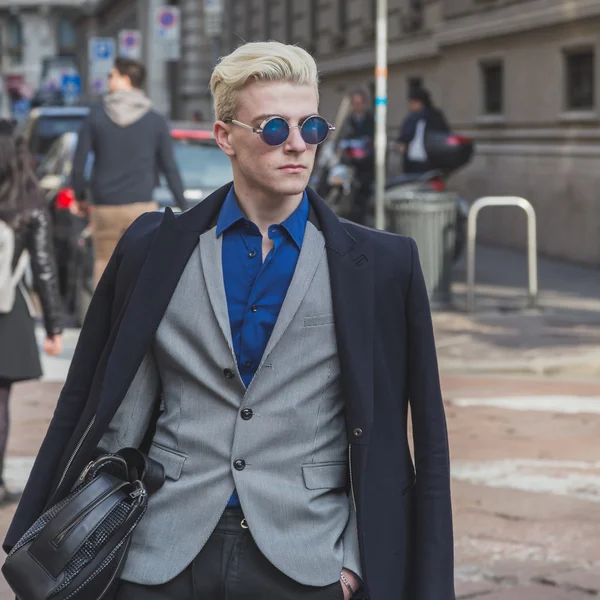 People outside Ferragamo fashion show building for Milan Women's — Stock Photo, Image