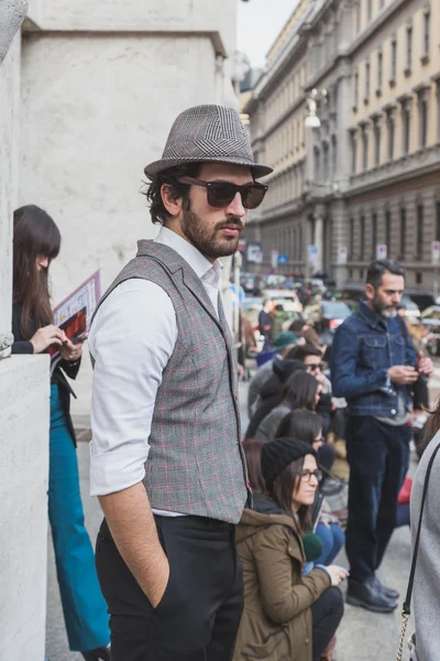 People outside Ferragamo fashion show building for Milan Women's — Stock Photo, Image