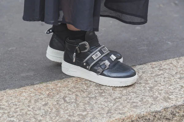 Detail of shoes outside Ferragamo fashion show building for Mila — Stock Photo, Image