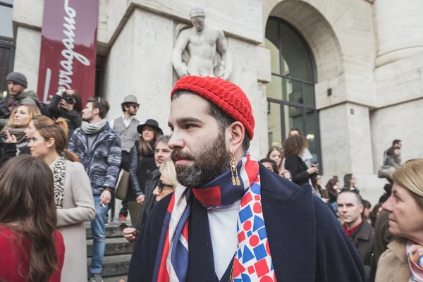 Persone fuori dalla sfilata di Ferragamo edificio per Milano Women's — Foto Stock