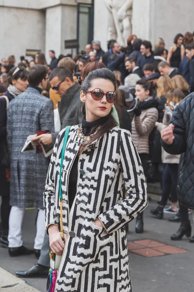 Milan kadın için bina dış Ferragamo defile insanlar — Stok fotoğraf