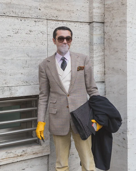 People outside Ferragamo fashion show building for Milan Women's — Stock Photo, Image