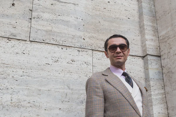 People outside Ferragamo fashion show building for Milan Women's — Stock Photo, Image