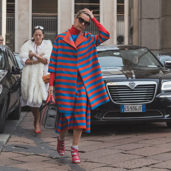 Pessoas fora Ferragamo construção de desfile de moda para Milão Feminino — Fotografia de Stock