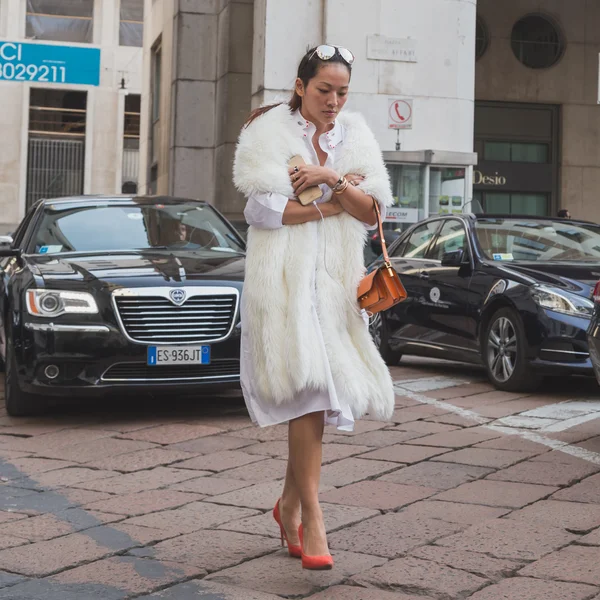 Gente afuera Ferragamo fashion show building for Milan Women 's — Foto de Stock