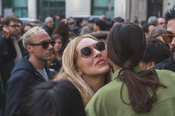 Milan kadın için bina dış Ferragamo defile insanlar — Stok fotoğraf