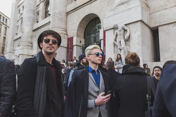 Milan kadın için bina dış Ferragamo defile insanlar — Stok fotoğraf