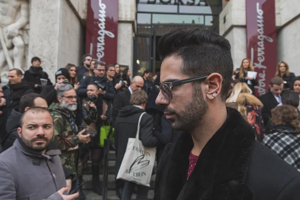 Люди возле здания модного показа Ferragamo для женщин в Милане — стоковое фото