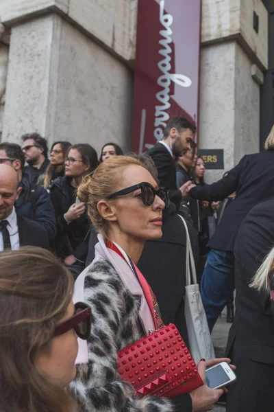 Pessoas fora Ferragamo construção de desfile de moda para Milão Feminino — Fotografia de Stock