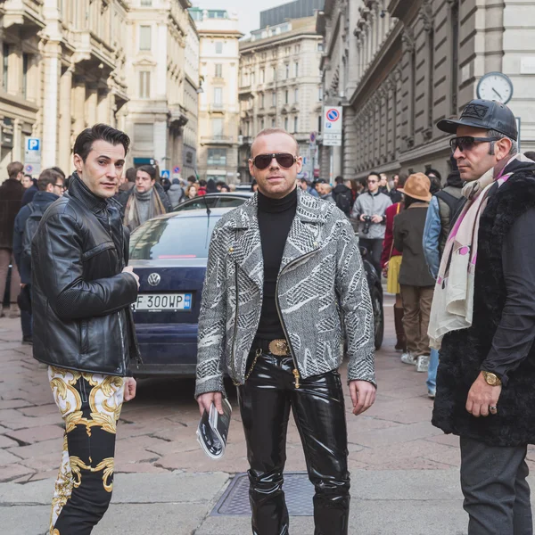 People outside Ferragamo fashion show building for Milan Women's — Stock Photo, Image