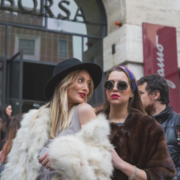 Menschen vor dem Ferragamo-Modenschau-Gebäude für Mailänder Frauen — Stockfoto