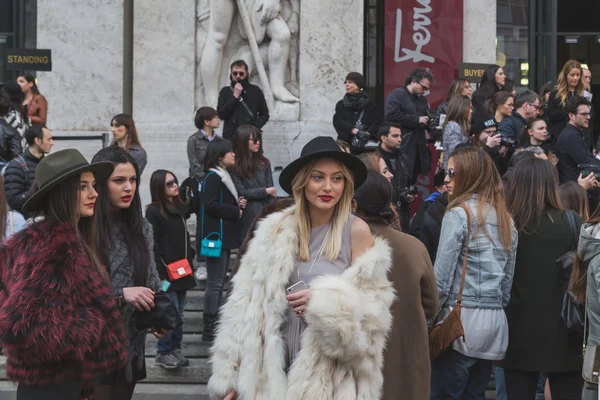 Milan kadın için bina dış Ferragamo defile insanlar — Stok fotoğraf