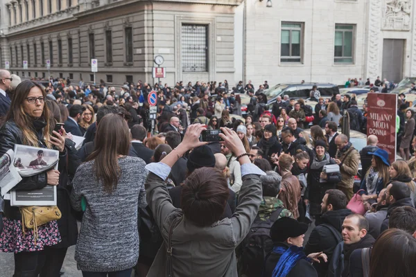 Persone fuori dalla sfilata di Ferragamo edificio per Milano Women's — Foto Stock