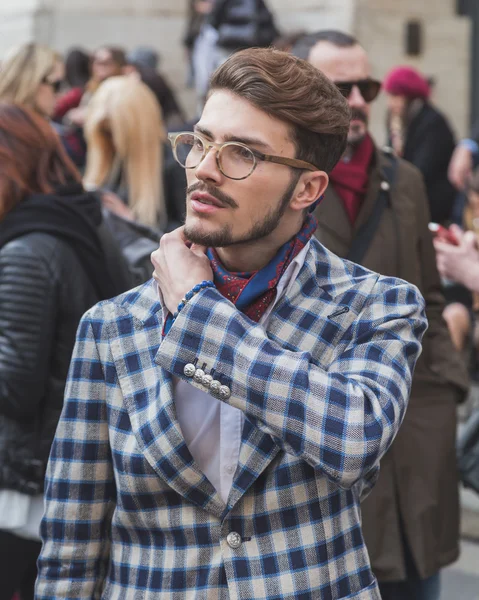 People outside Ferragamo fashion show building for Milan Women's — Stock Photo, Image