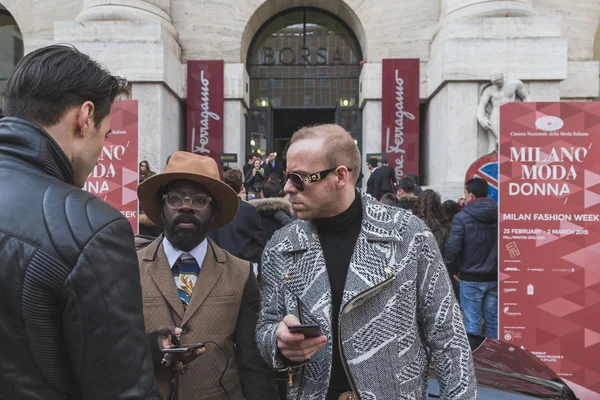 Milan kadın için bina dış Ferragamo defile insanlar — Stok fotoğraf