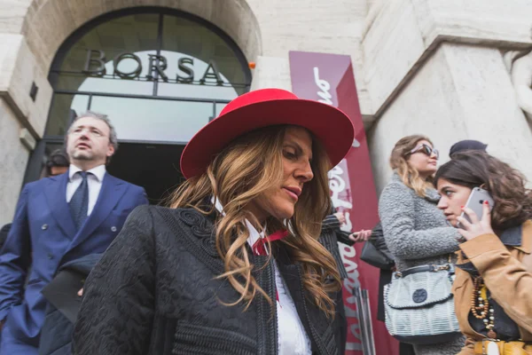 People outside Ferragamo fashion show building for Milan Women's — Stock Photo, Image