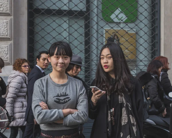 People outside Ferragamo fashion show building for Milan Women's — Stock Photo, Image