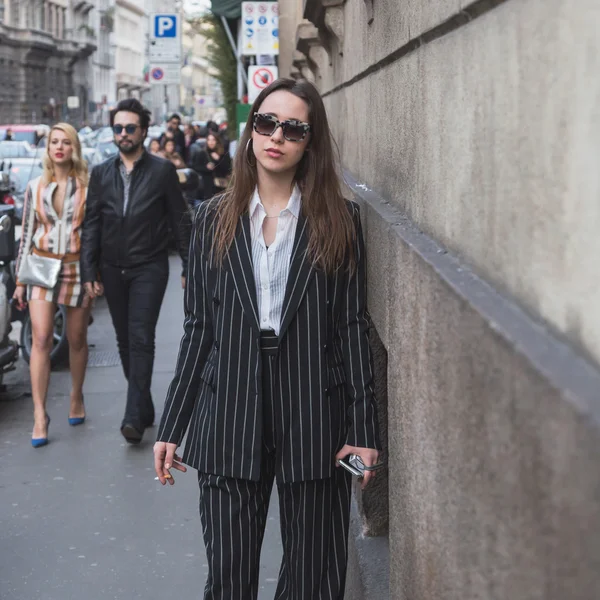 Mensen buiten Trussardi modeshow bouwen voor Milaan vrouwen — Stockfoto