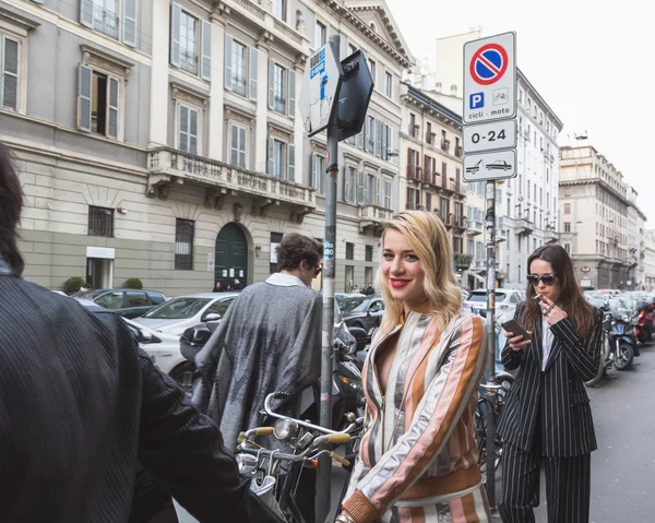 Milan kadın için bina dış Trussardi defile insanlar — Stok fotoğraf