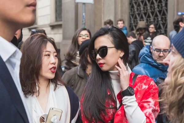 Menschen vor dem Gebäude der Trussardi-Modenschau für Mailänder Frauen — Stockfoto