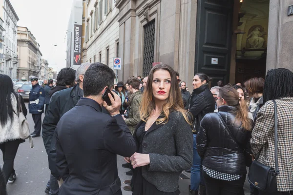 Gente afuera Trussardi fashion show building for Milan Women 's — Foto de Stock