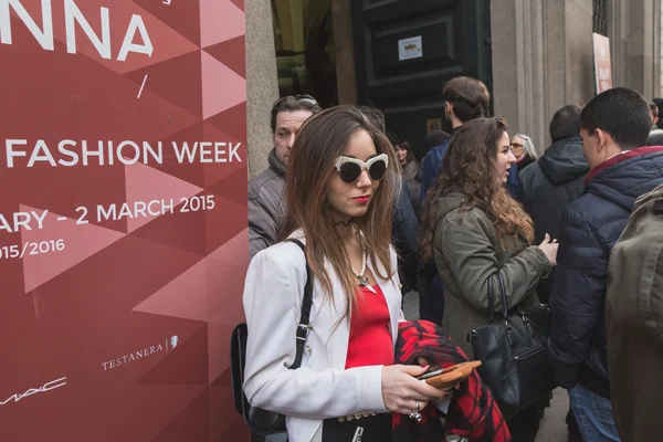 Les gens à l'extérieur de Trussardi bâtiment de défilé de mode pour Milan Femmes — Photo