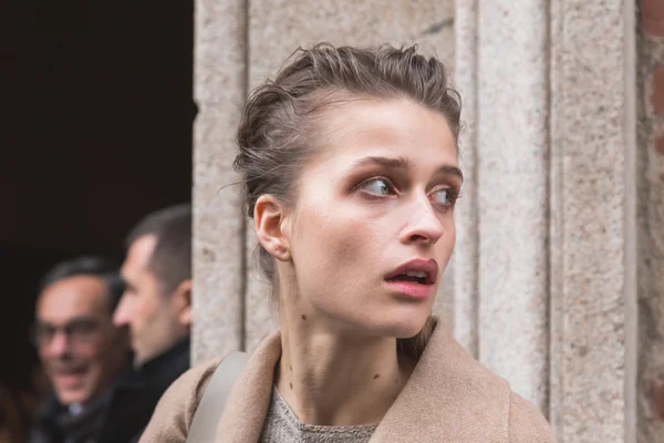 Beautiful model outside Trussardi fashion show building for Mila — Stock Photo, Image