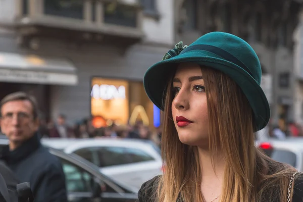 Les gens à l'extérieur de Trussardi bâtiment de défilé de mode pour Milan Femmes — Photo