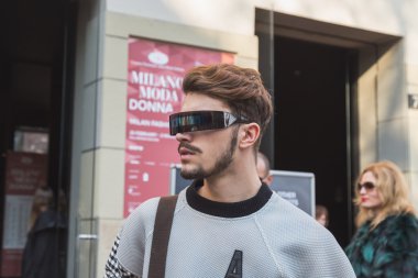 Alberto Zambelli defile için Milan Wom bina dışındaki kişi