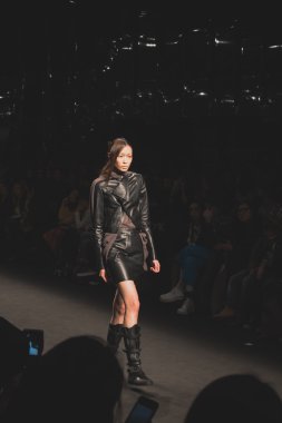 Fatima Val moda pist yürüyüş modelleri göster