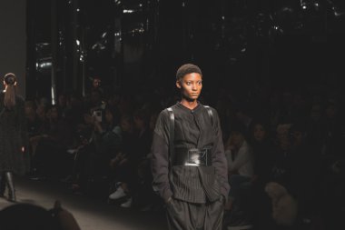 Fatima Val moda pist yürüyüş modelleri göster