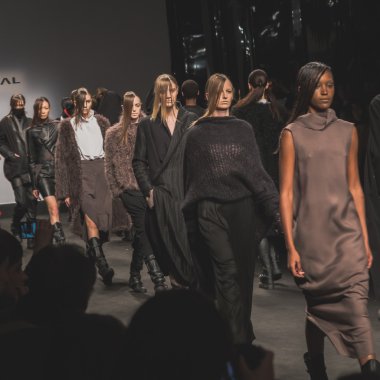 Fatima Val moda pist yürüyüş modelleri göster