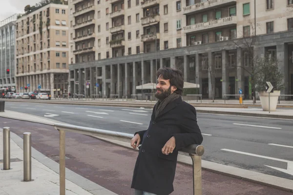 Young handsome bearded man posing in the city streets — Stock Photo, Image