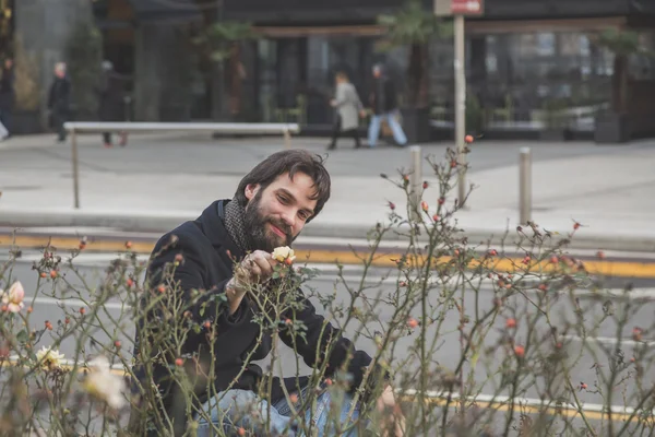 Jeune homme barbu beau posant dans les rues de la ville — Photo