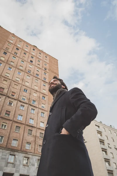 Giovane bell'uomo barbuto in posa per le strade della città — Foto Stock