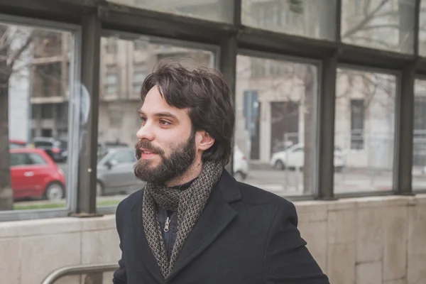 Young handsome bearded man posing in the city streets — Stock Photo, Image