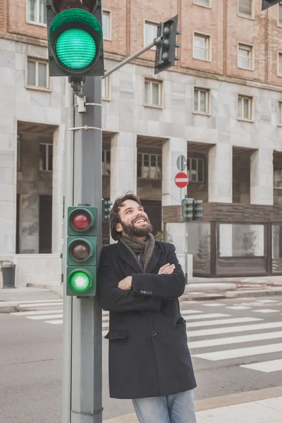 Jovem bonito barbudo homem posando nas ruas da cidade — Fotografia de Stock