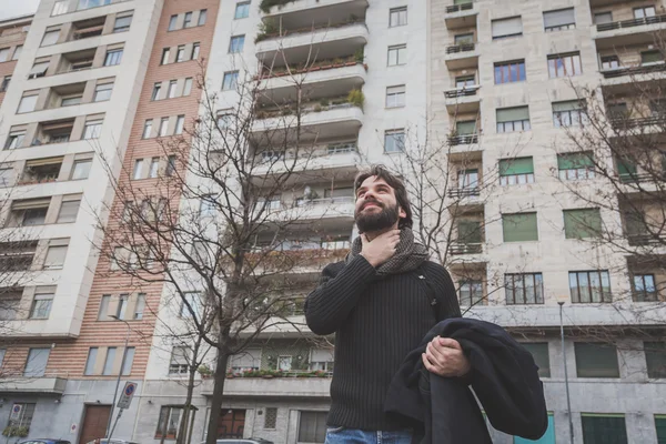 Young handsome bearded man posing in the city streets — Stock Photo, Image